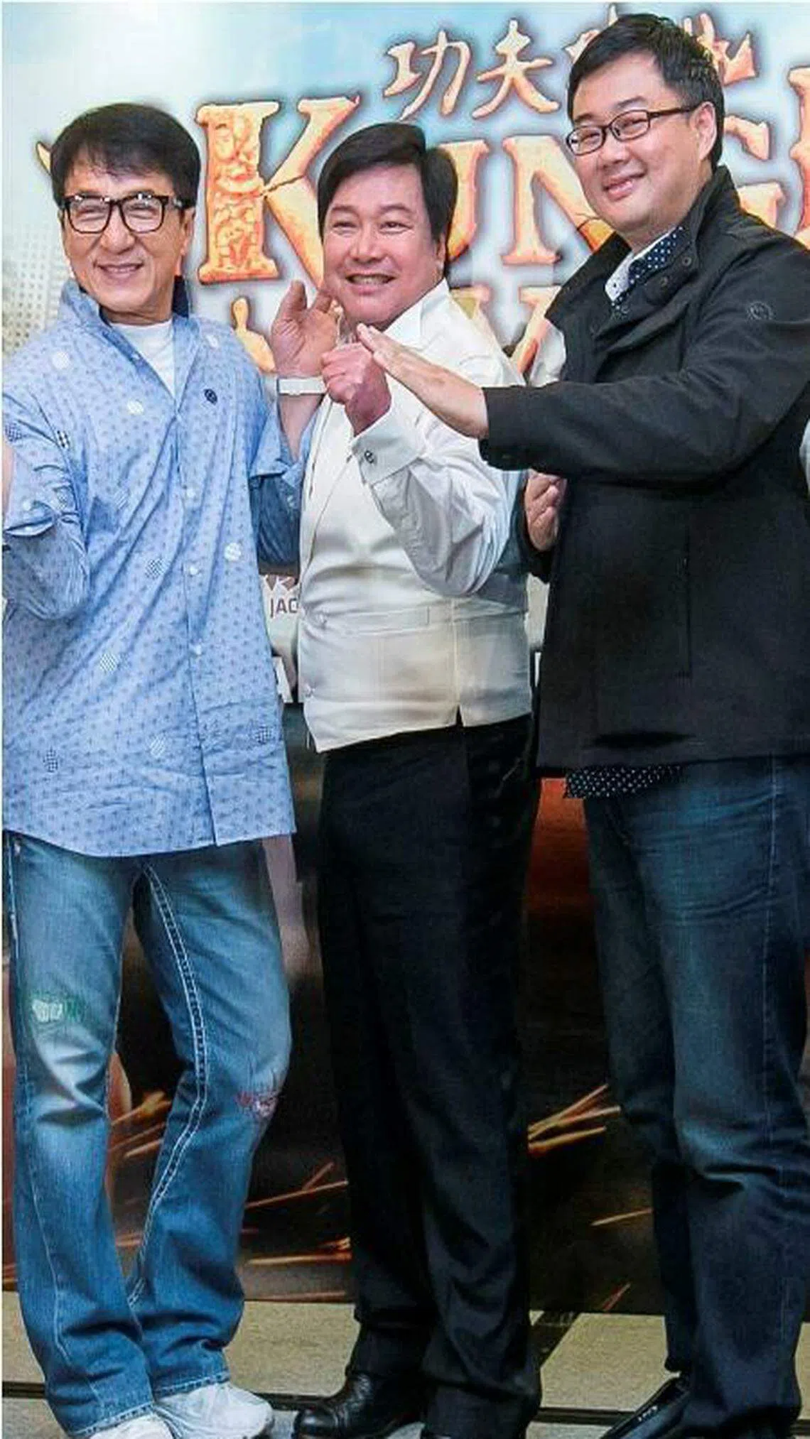 林德（右）主导多部成龙（左）在新加坡的电影宣传，包括唐季礼（中）执导的《功夫瑜伽》。（Clover Films）