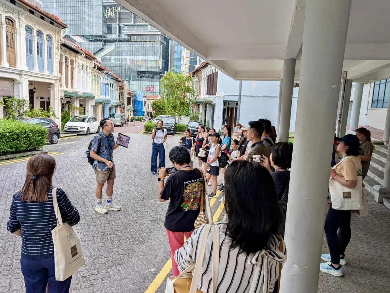 受远东酒店集团之邀，The Urbanist创办人何荣铭（左二）策划三条文化漫游路线。乌节线其中一站来到翡翠山37号新加坡女子学校旧校舍。（远东酒店集团提供）