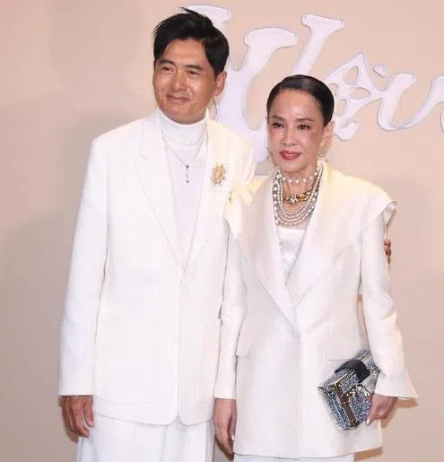 发哥与发嫂身穿白色西装情侣装亮相，68岁的周润发风头不输一众男星。（互联网）