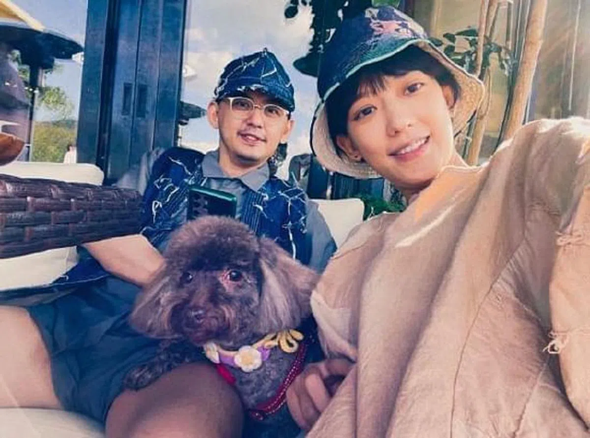 黄子佼（左）和孟耿如喜迎千金。（互联网）