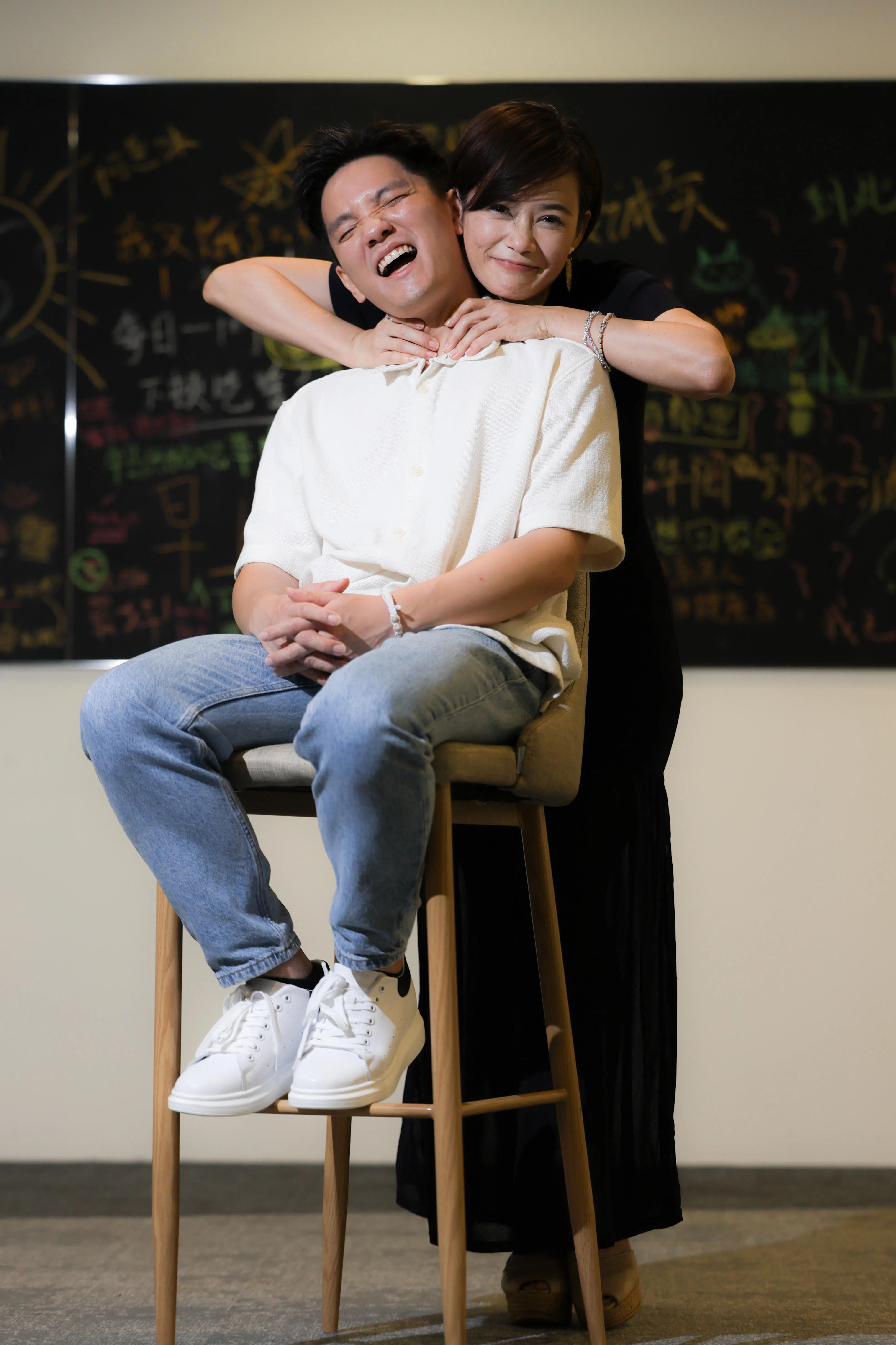 杨雁雁（右）和许家乐在《爸妈不在家》《热带雨》及《我们不是陌生人》中，先后饰演母子、师生恋人，以及没有血缘关系的家人。（关俊威摄）