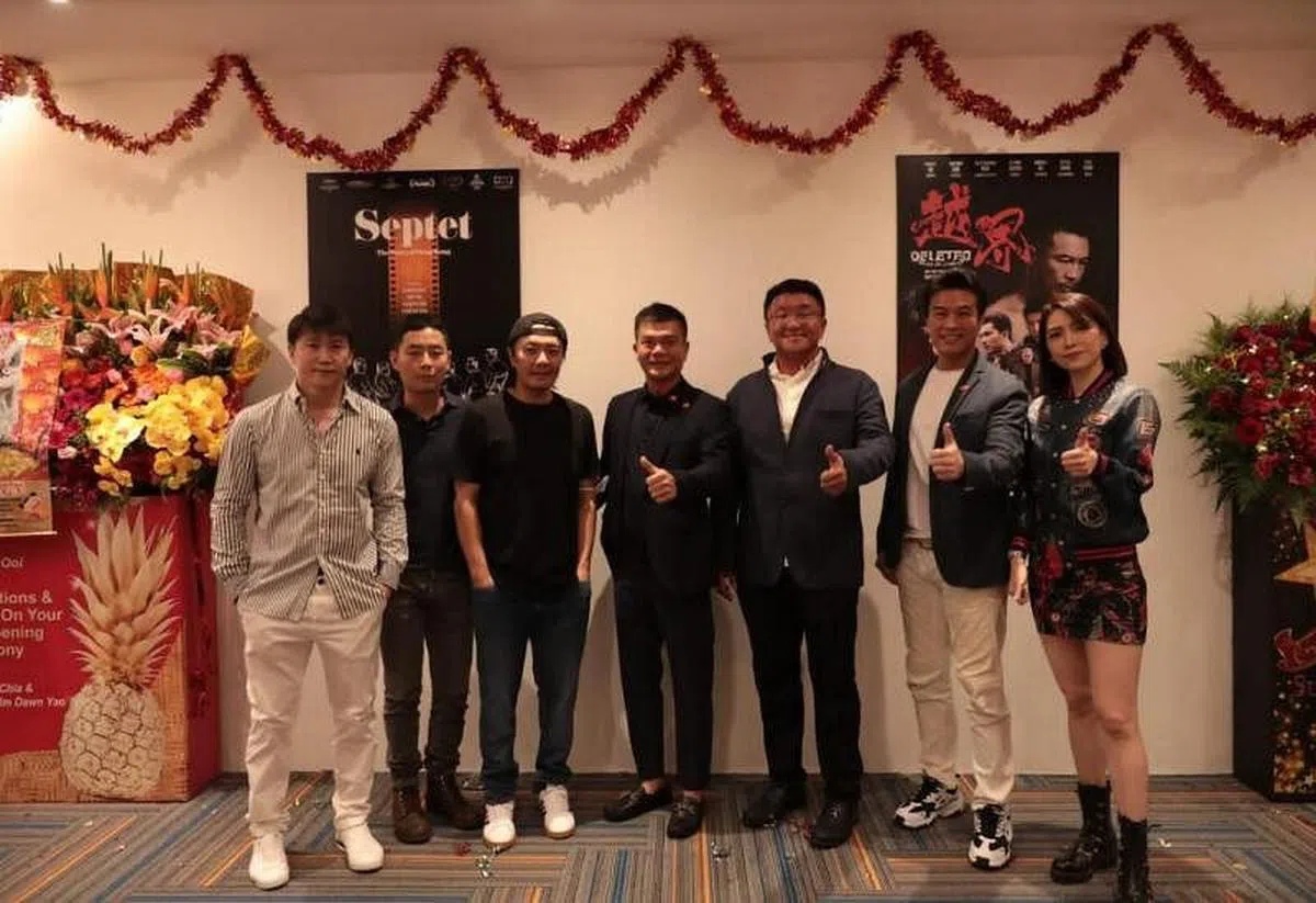 8028控股有限公司昨天开幕，《越界》监制郑各评（右二）、签约艺人翁清海（左一）、马艺瑄（右）与阿杜（左三）都出席支持。左四与左五为8028公司老板黄绥焜与陈德祺。（受访者提供） 
