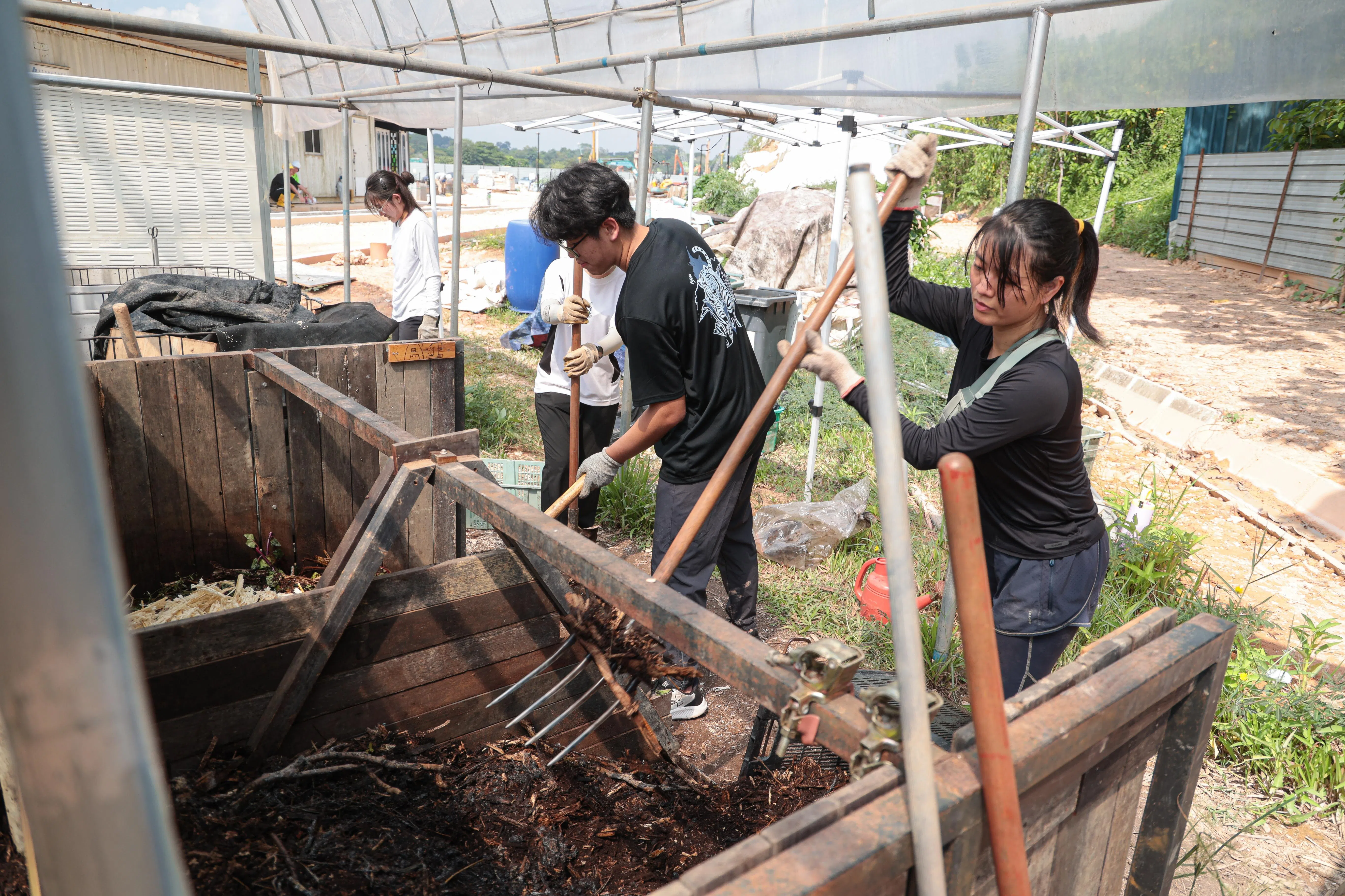 苏慧婷（右）认为，堆肥是一件很有教育意义的事情，能够让人思考食物从哪里来，又会到哪里去。（李冠卫摄）