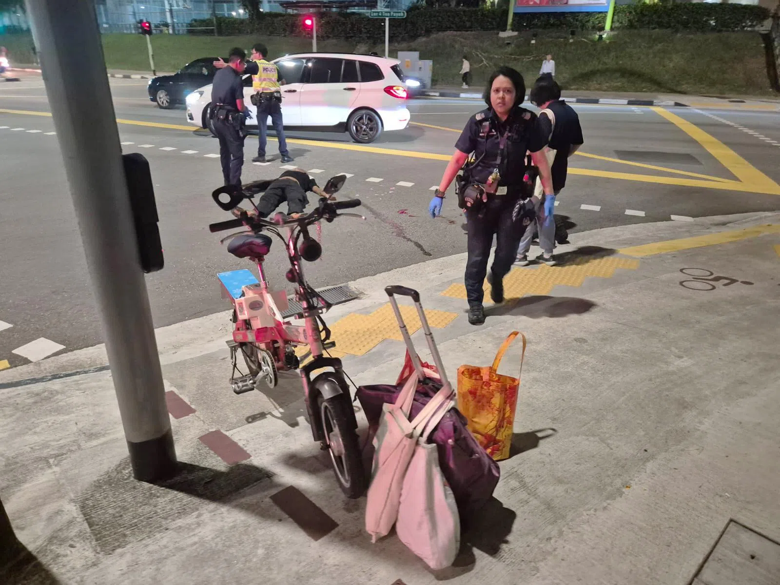 购物袋上有不少血迹。（李天錡摄）