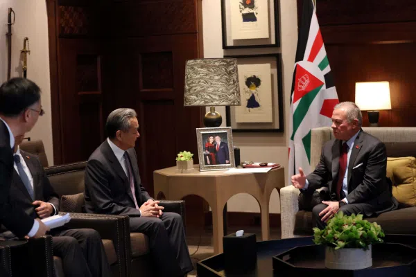 中国外长王毅（右二）当地时间星期一（12月15日）在约旦首都安曼与约旦国王阿卜杜拉二（右一）世举行会见。（中国外交部官网）