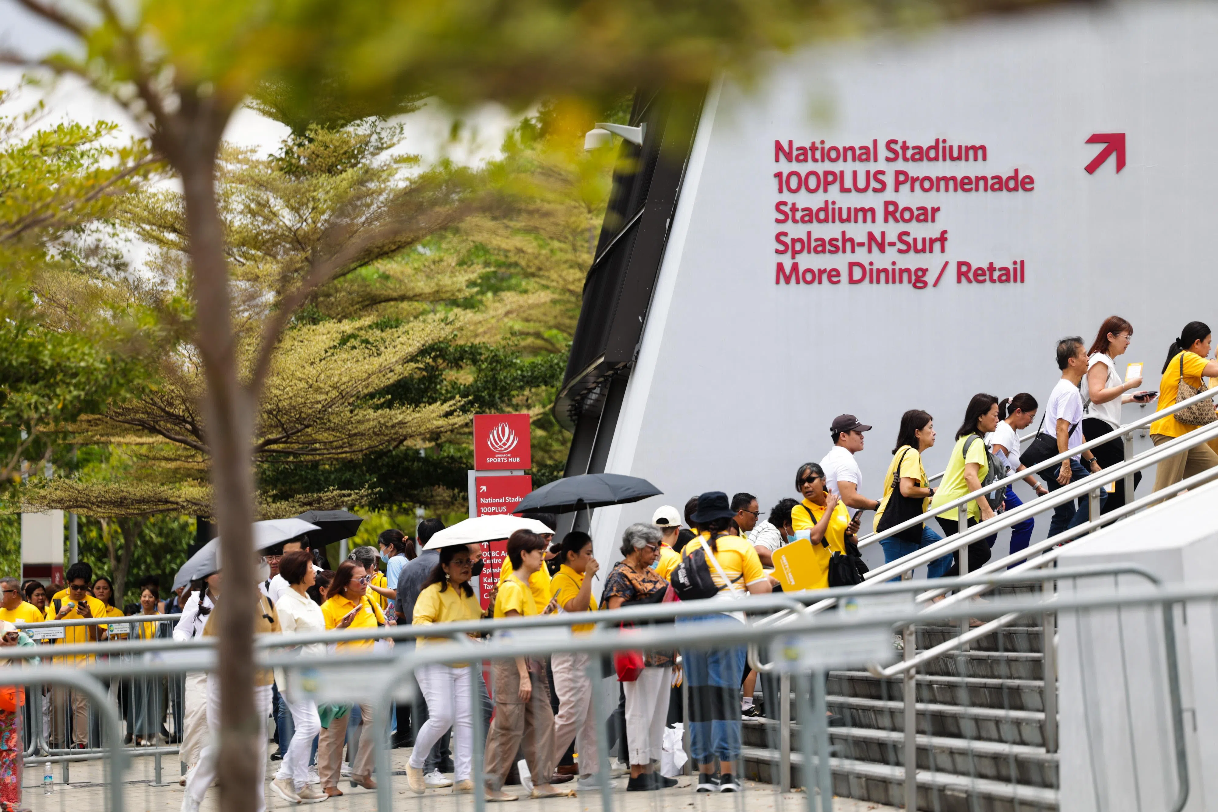 中午时分，靠近体育场入口的检票处已有队伍形成，现场井然有序。（蔡家增摄）