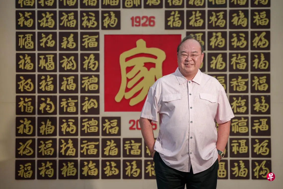 南安会馆执行顾问陈奕福多年来以裕华民众俱乐部管委会赞助人身份，支持和赞助社区活动和公益项目。他在担任南安会馆会长期间也积极推动会馆走入社区行善，包括设宴招待弱势年长者一同欢庆传统节日。 （特约黄𬀩捷摄）