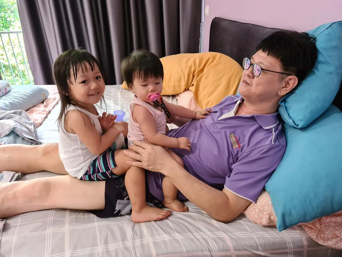 陈孝德和两个女儿。（受访者提供）
