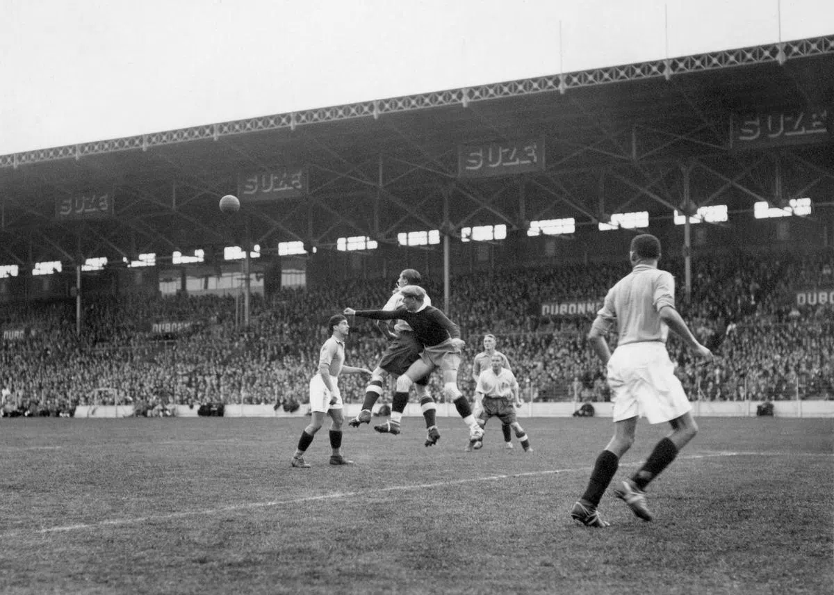 1938年5月26日的英法国际友谊赛上，法国门将出击，破坏英格兰进攻。（法新社）