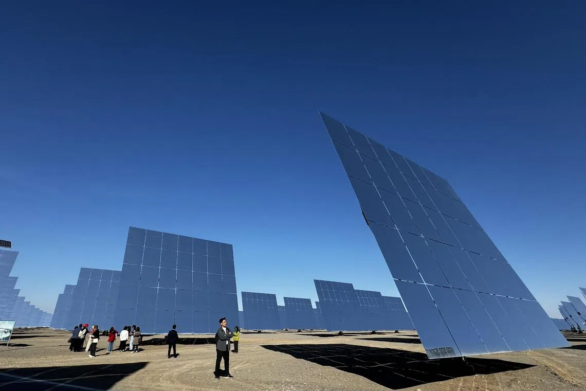 敦煌首航节能100兆瓦熔盐塔式光热发电项目。在占地7.8平方公里的电站场区内，总反射面积达140万平方米的1万2000多面定日镜，以同心圆状围绕着260米高的吸热塔。（沈泽玮摄）