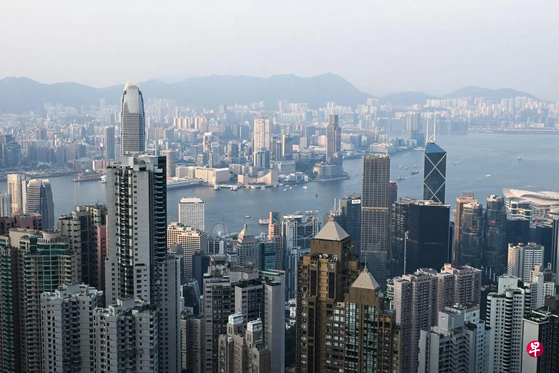 受人工智能（AI）相关电子产品强劲需求带动，香港今年7月商品出口货值同比增长50.7%。图为8月11日，从香港太平山顶俯瞰市区建筑。 （彭博社）