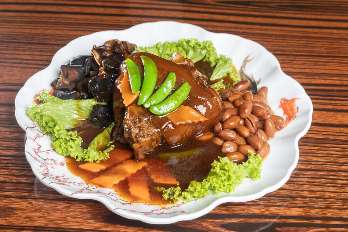 “横财就手”KEK卤元蹄，须慢煮六至八小时。（吴先邦摄）