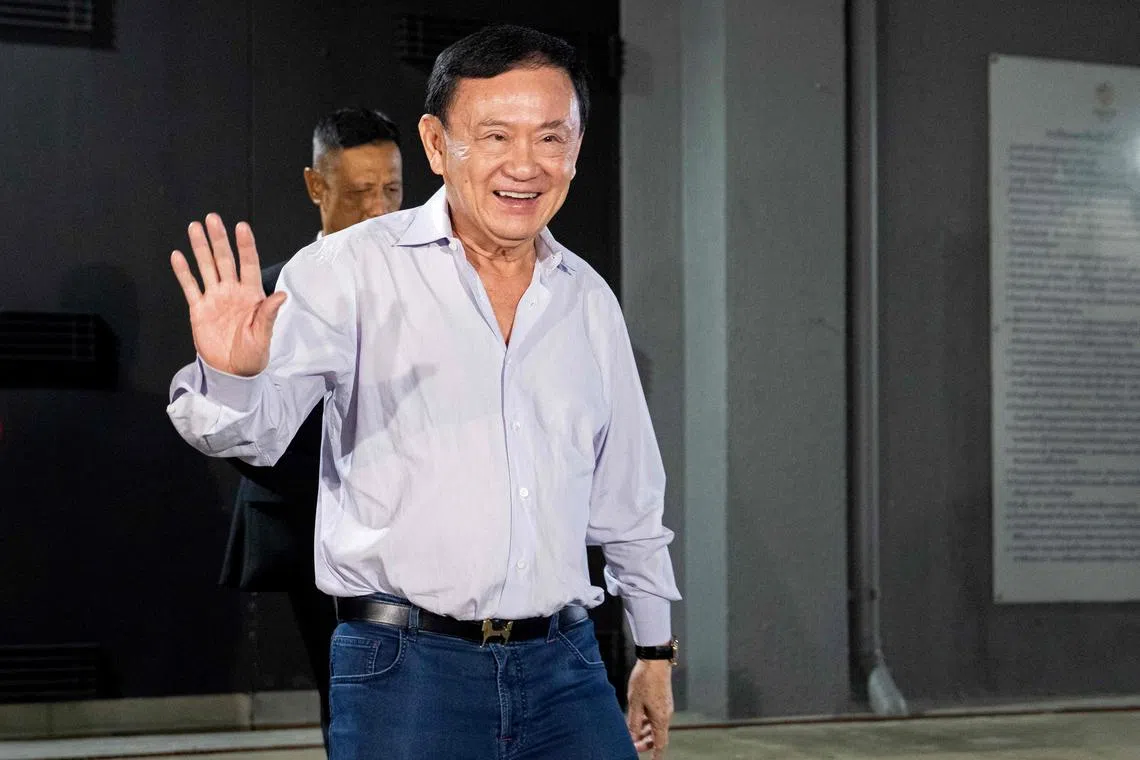 泰国媒体报道，前首相达信已和现已解散的未来前进党创办人塔纳通会面，以了解人民党是否支持为泰党的猜甲森出任首相。图为达信星期五（8月29日）在为泰党总部外与支持者挥手致意。当天宪法法院裁定解除达信女儿佩通坦的首相职务。（法新社）