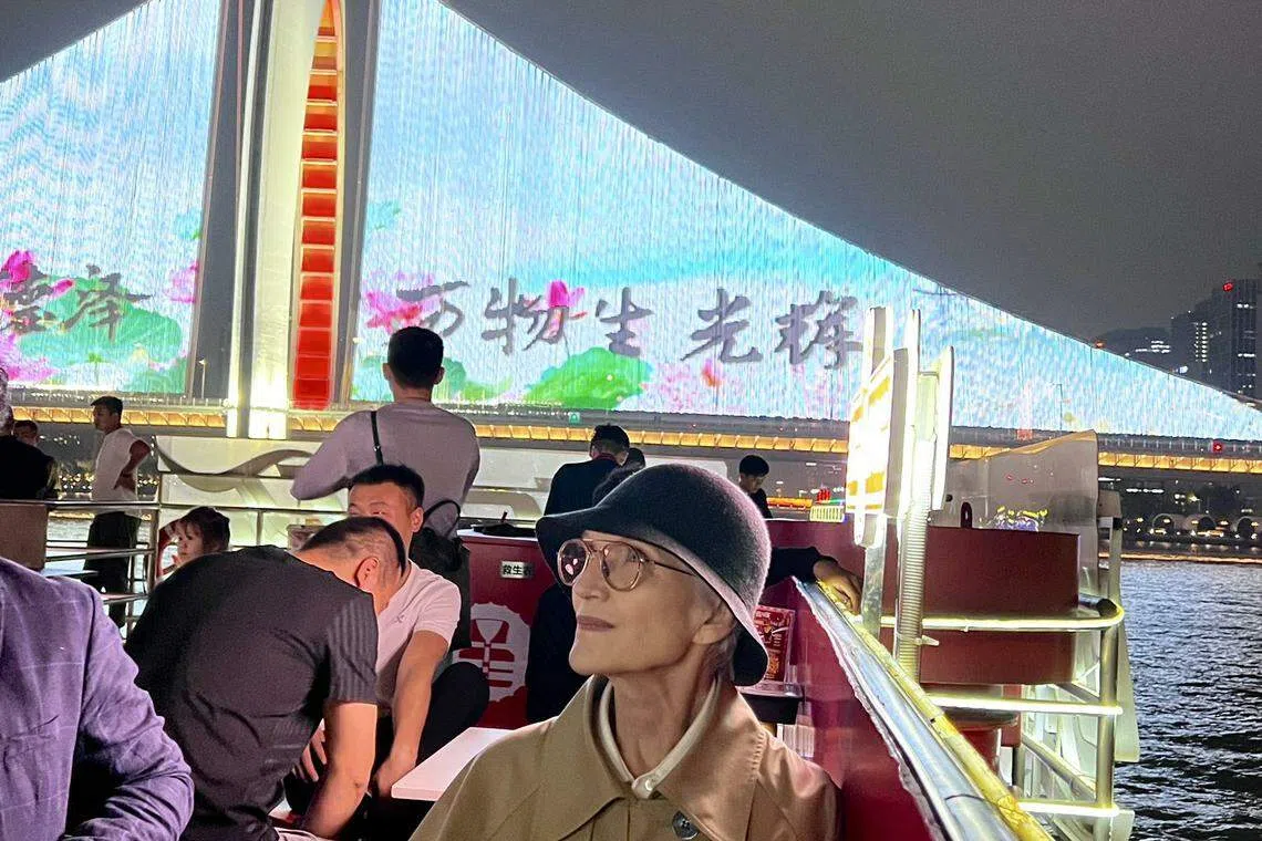 梅耶·马斯克3月21日发布了自己搭船夜游珠江等多张照片。（梅耶·马斯克Instagram）