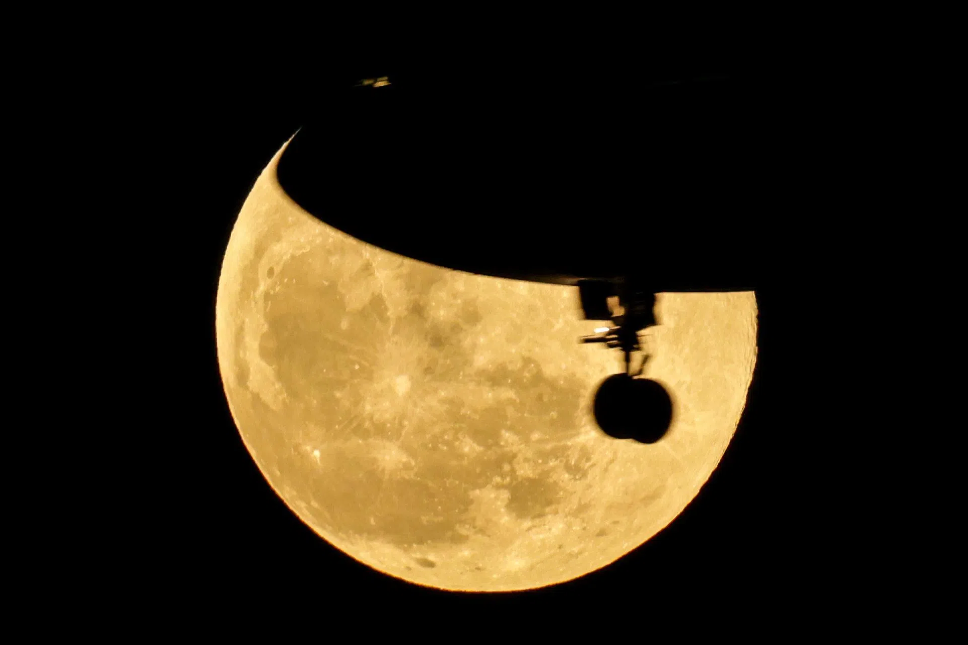 飞机上的乘客是否也正欣赏着这一轮超级大月亮？照片拍摄于阿裕尼弯，飞机正要降落巴耶利峇空军基地。（叶振忠摄）