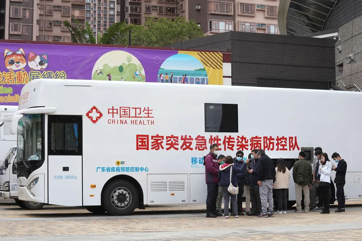 中国大陆派出多名检测技术人员和两辆流动核酸检测车到香港，以提升香港卫生当局的检测能力。图为昨天停泊在马鞍山体育馆“火眼实验室”外的移动P2＋核酸检测车。据了解，核酸检测车具备每日检测2万人份样本的能力，可极大满足疫情防控常态化下大规模核酸筛查的需求。（香港中通社）