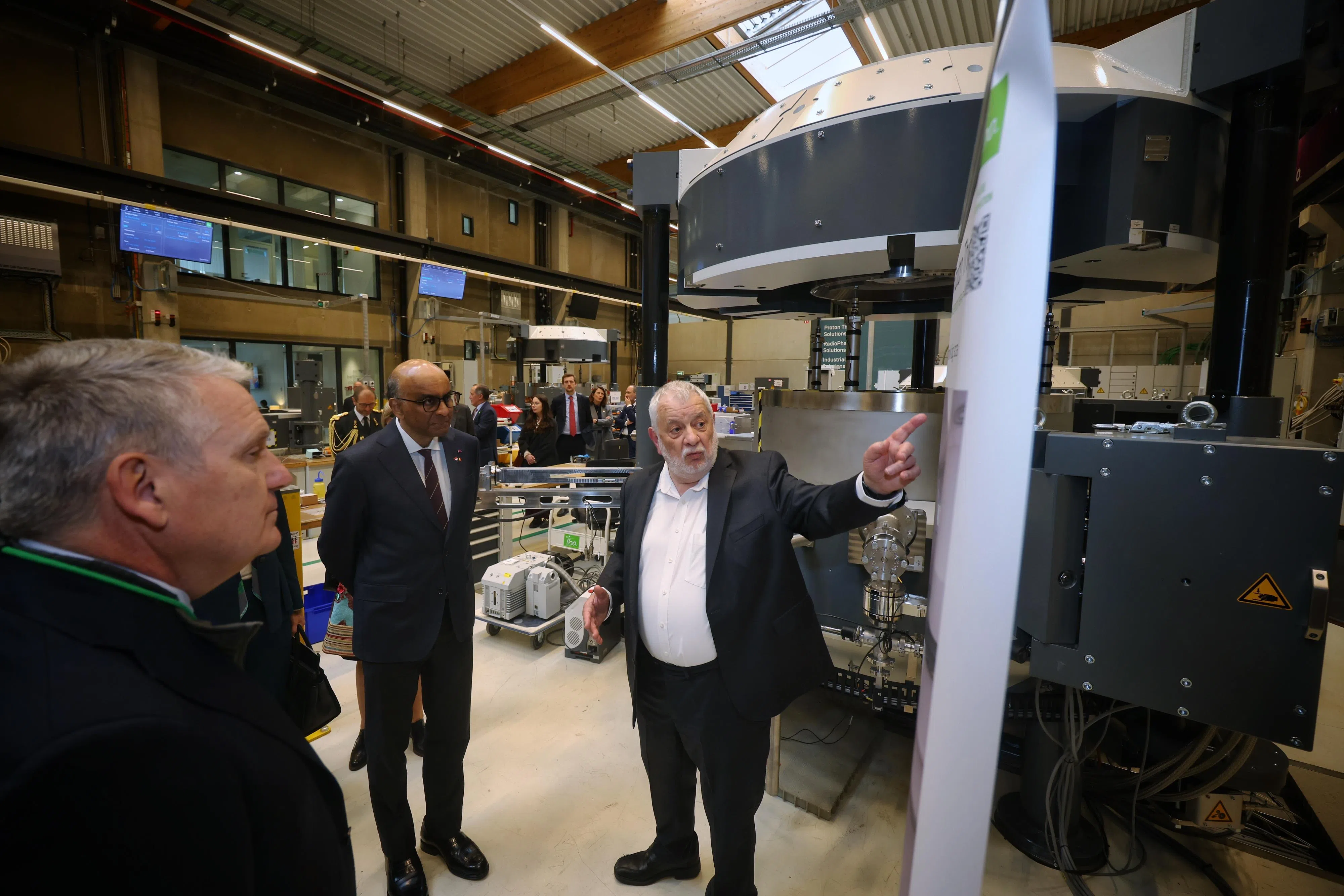 尚达曼总统（右二）参观鲁汶大学回旋加速器研究中心所衍生的医疗科技公司Ion Beam Applications，了解质子疗法器械的生产与研发。（海峡时报）