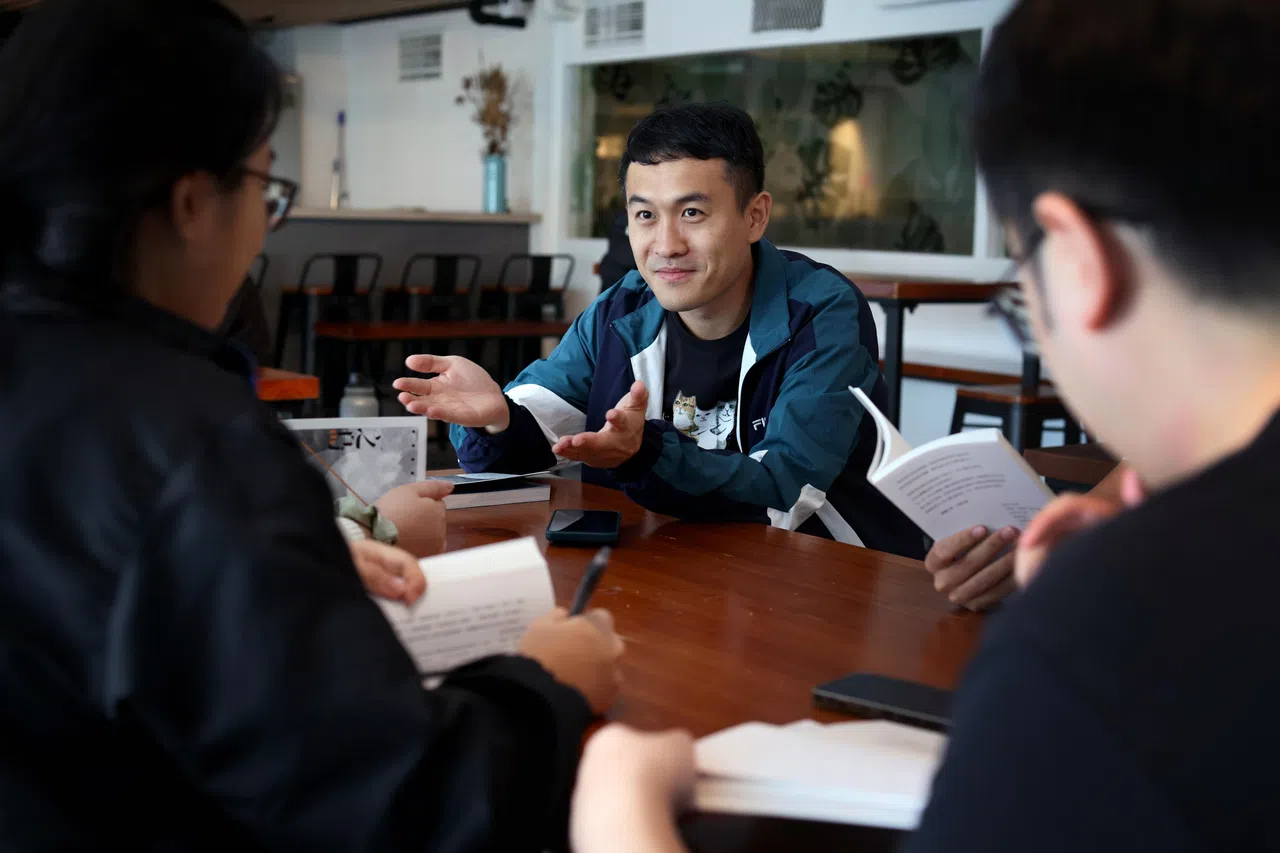 “奶爸”陈宇昕说，写作这条路如果要走得长远，须多观察与感知周围事物。（龙国雄摄）
