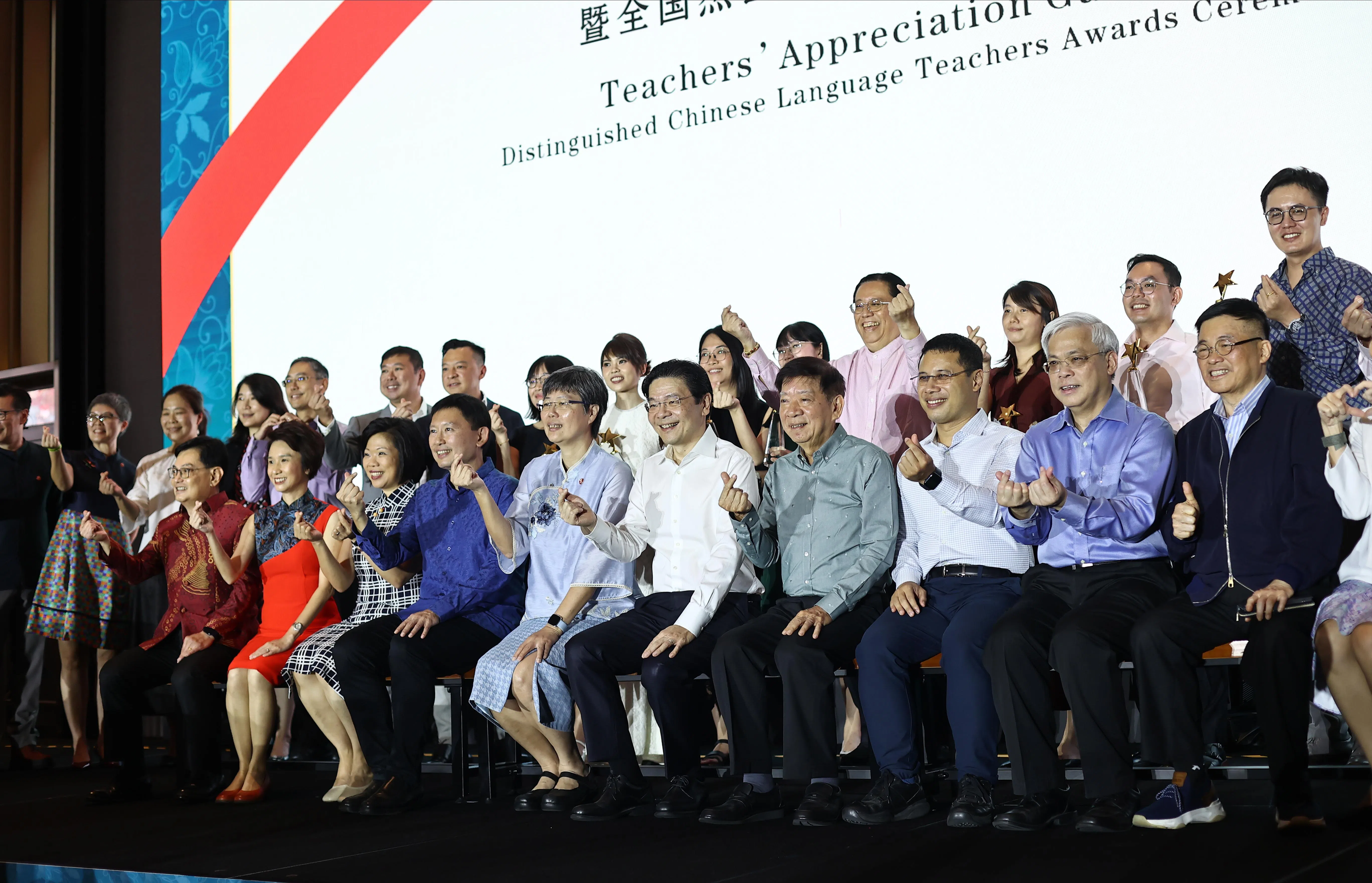 新报业媒体执行主席陈英杰（前排右二）指出，非政务官出身，并不影响他与政府及其他利益相关者之间的互动。图摄于去年9月，新报业媒体华文媒体集团主办的谢师宴与全国杰出华文教师奖颁奖礼。出席者包括黄循财总理（前排左六），曾任教育部长的前副总理王瑞杰（前排左起）、贸工部兼文化、社区及青年部高级政务部长刘燕玲、时任外交部兼内政部高级政务部长的沈颖、国家发展部长徐芳达、华文媒体集团社长李慧玲、时任新报业媒体主席的许文远，以及教育部长李智陞等人。（档案照片）