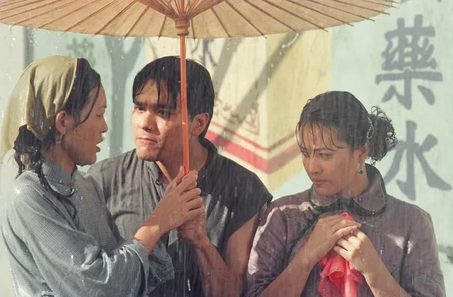 周海媚（右起）与林家栋合演《大闹广昌隆》，双双人气大涨。