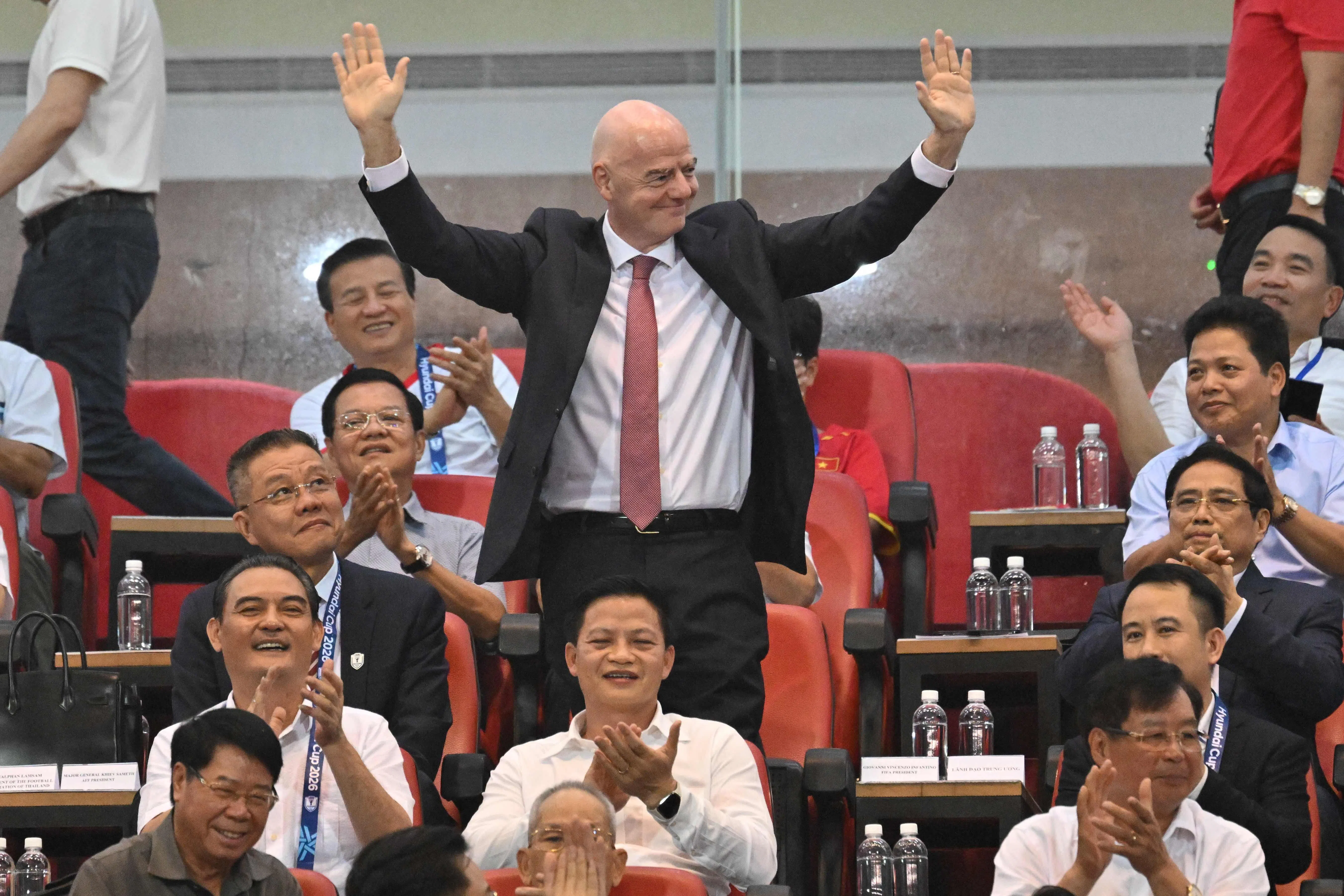 国际主席主席因凡蒂诺（后排中）特意来到越南河内观看这场决赛。在推动向私人投资者出售国际足联赛事权益无果后，他正深陷巨大的舆论漩涡中，不少人反对他在明年连任。（法新社）