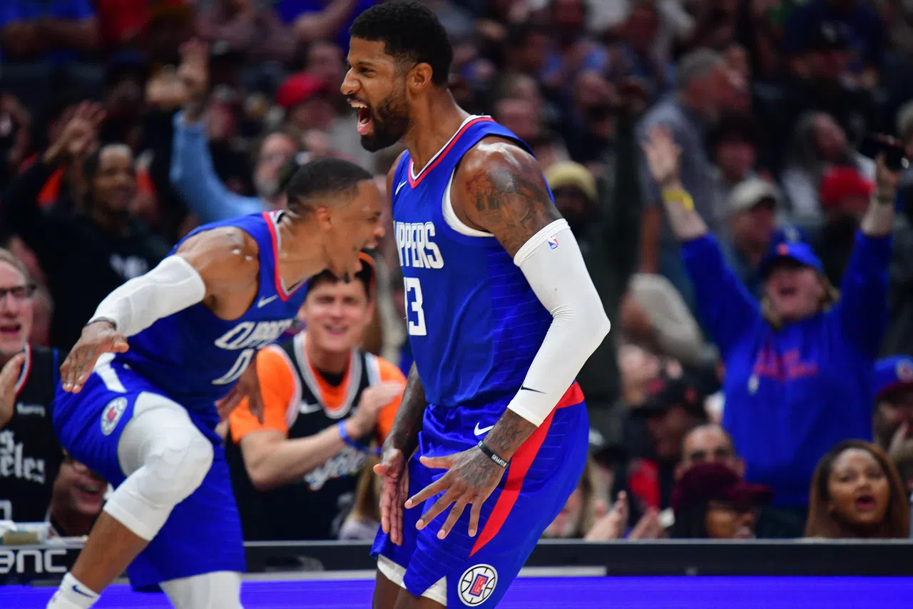 快艇前锋乔治（右）对阵魔术三分球得手后，与队友韦斯特布鲁克一同兴奋庆祝。（路透社）