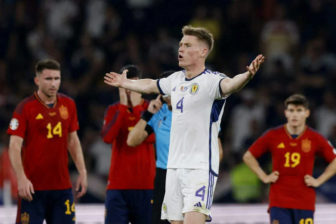 苏格兰中场麦克托米奈（4号）的进球被判无效，他对这一判罚极为不满。（路透社）