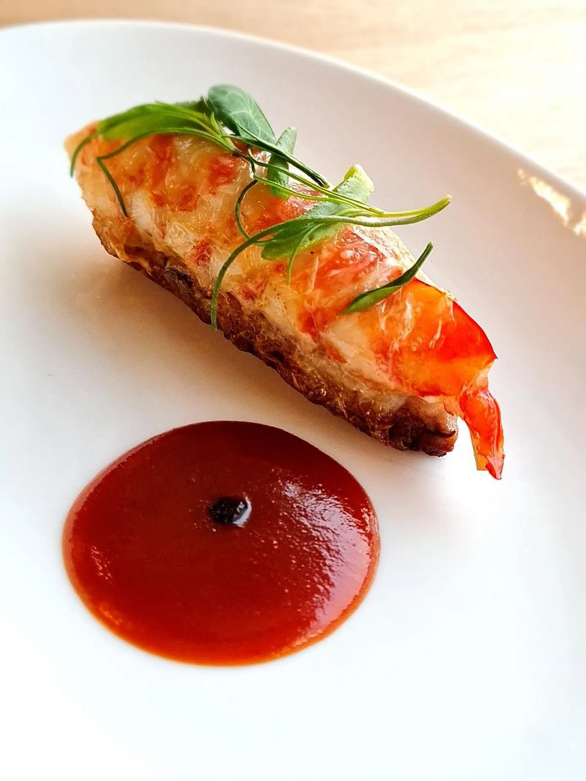 主厨陈龙温用九节虾制作升级版“五香”。（叶晓虹摄）