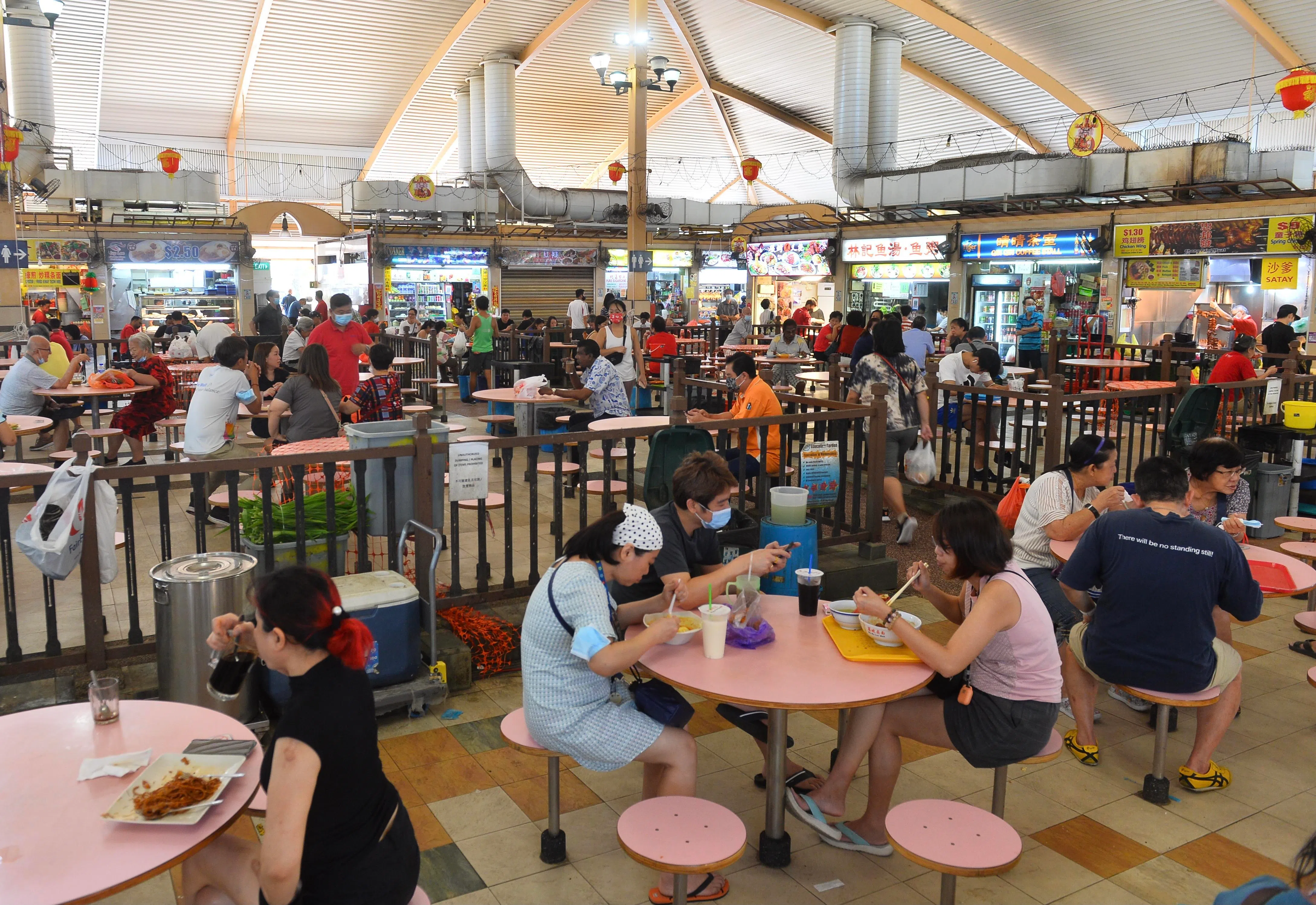 文礼坊小贩中心整修前的情况，中央设有栏杆和碗盘归还处，通风设备简约，食客用餐时容易感到闷热。（档案照片）