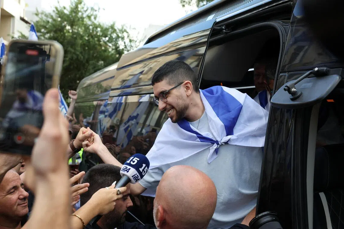 早前获释的最后一批生还以色列人质之一戴维（Evyatar David）星期天出院回家，受到亲友和邻居的热烈欢迎。据悉，他被哈马斯扣押在加沙期间，曾被迫给自己挖坟，所幸最终得以安全获释。（路透社）