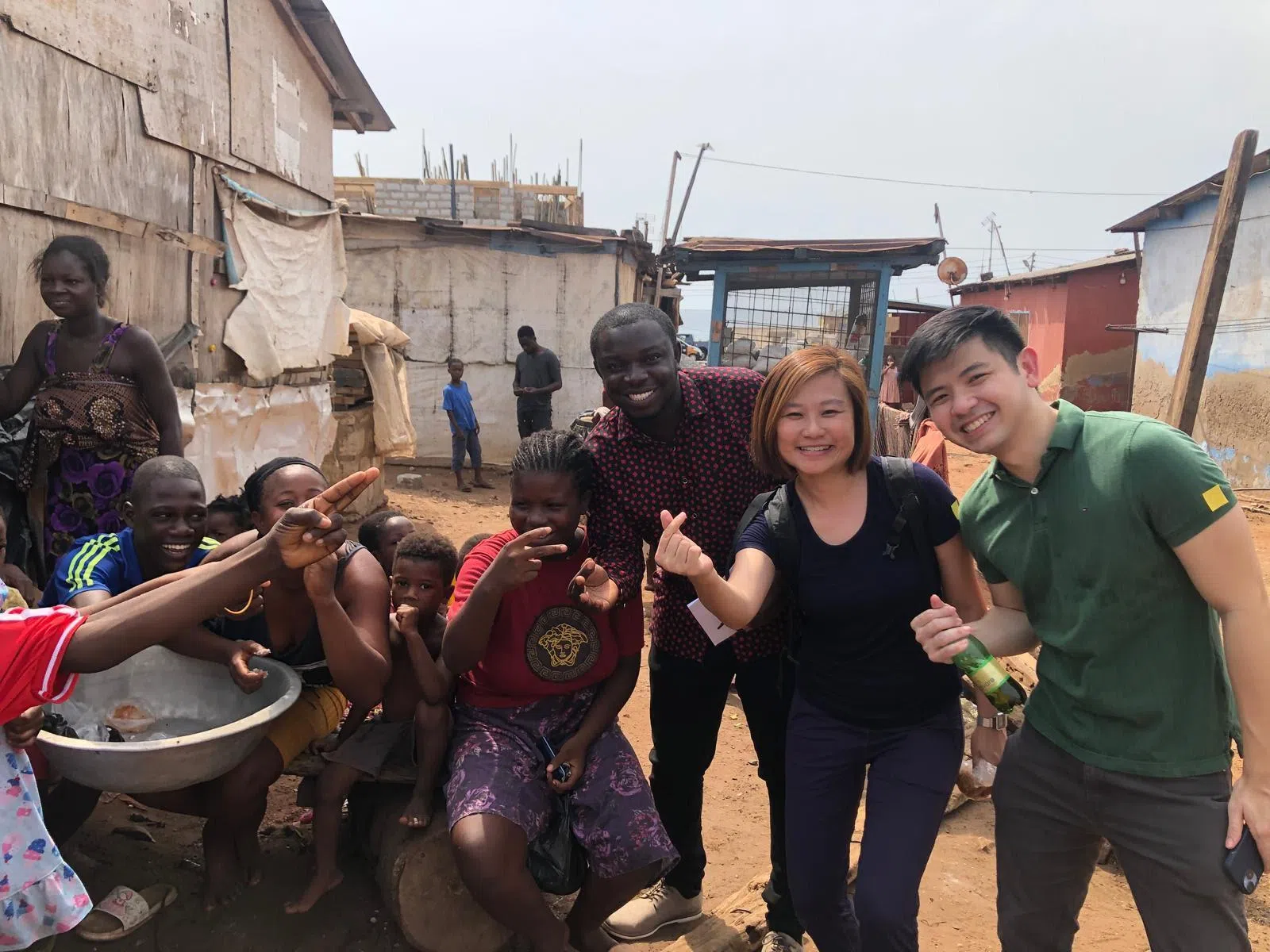范维薇（右二）去年到加纳了解洁净烹调项目。右一为总检察署国际事务司副高级政府律师王嘉宏。（受访者提供）