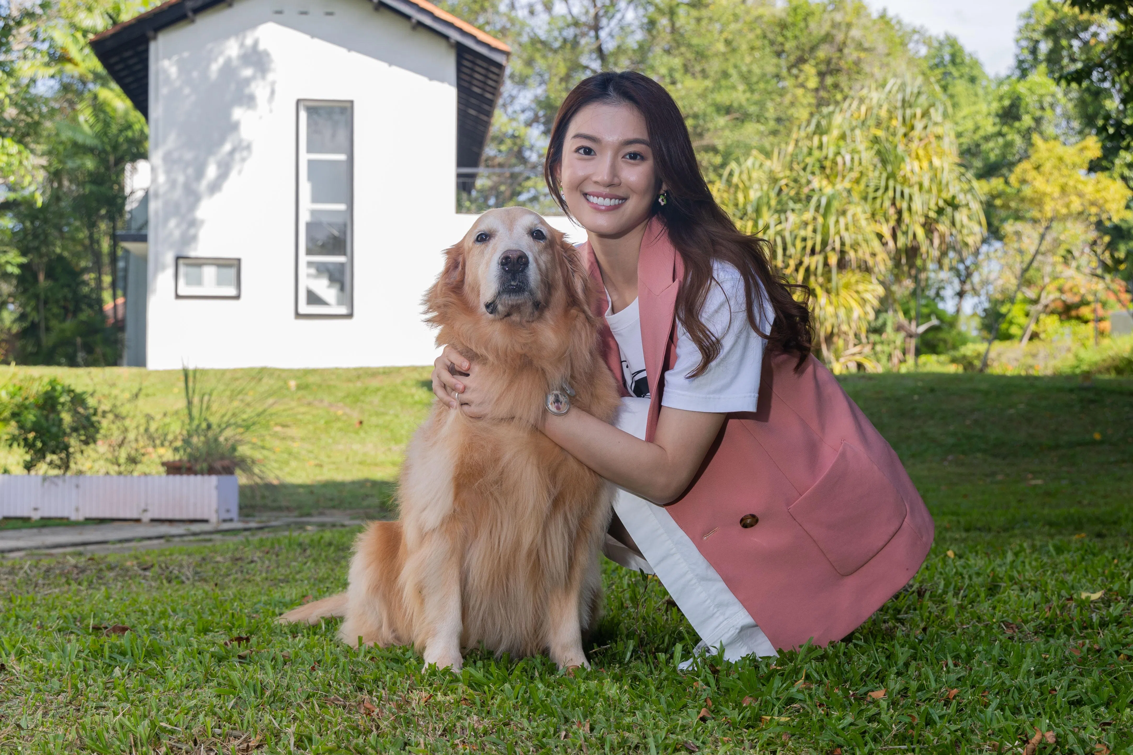 周智慧和黄金猎犬有不少对手戏。（吴先邦摄）