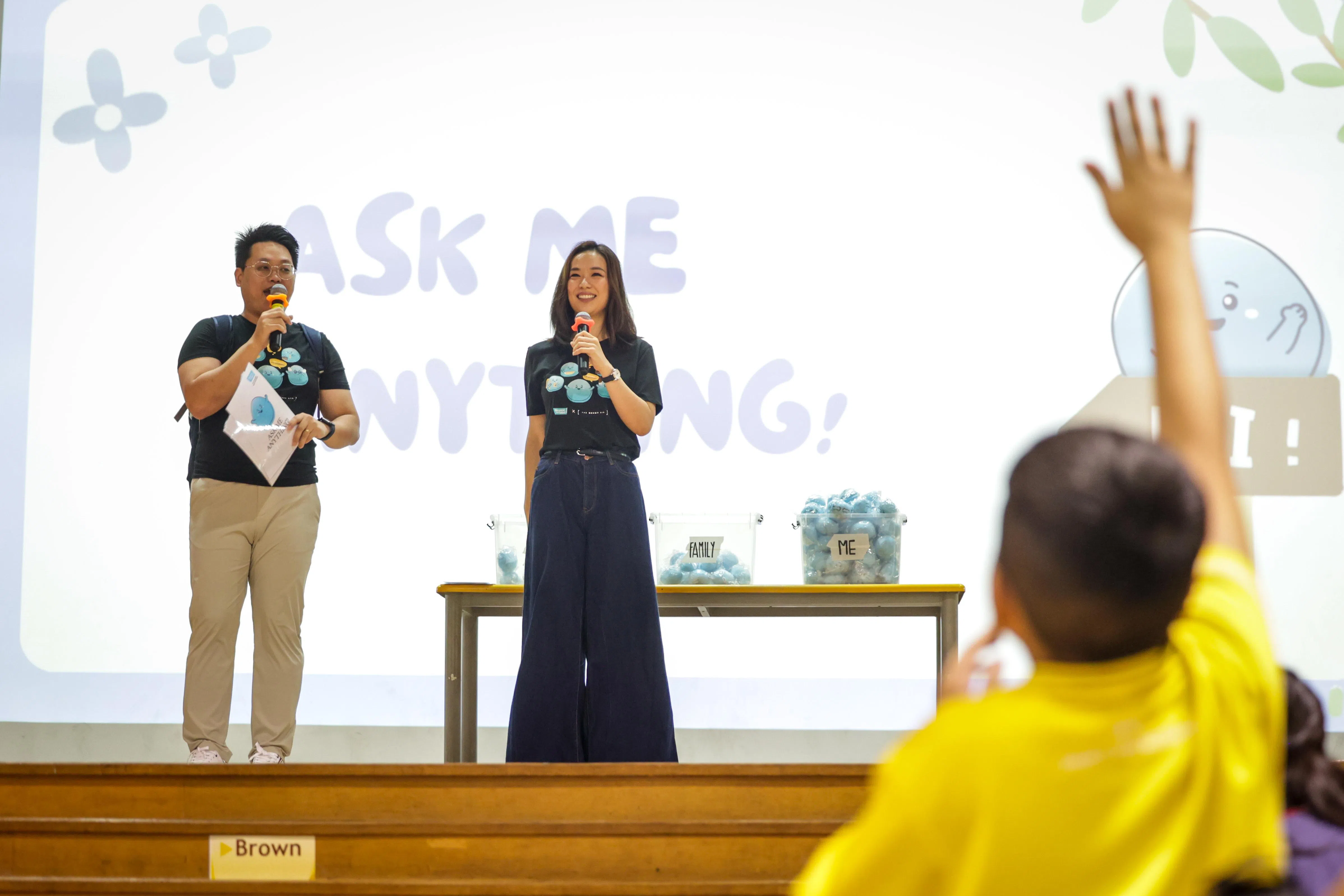 林慧玲与学生们交流，并分享自己小时候被取笑和排斥的经历。（叶振忠摄）