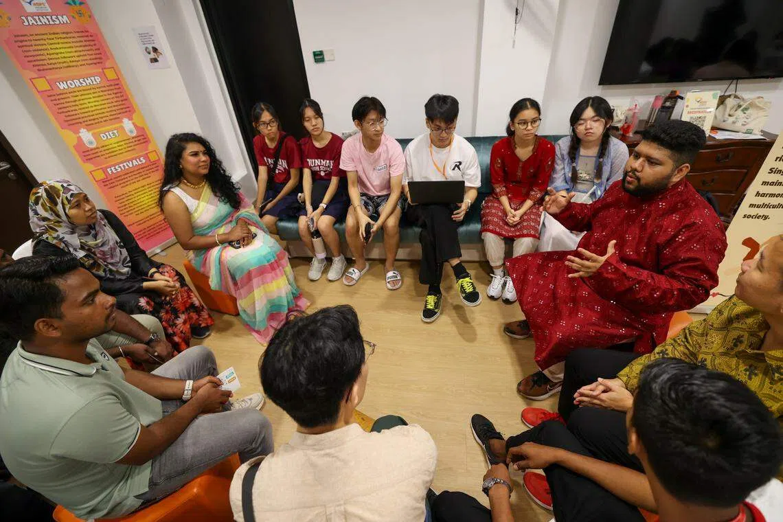 在跨宗教社区组织成员的带领下，多名客工与学生在三巴旺休闲中心进行跨宗教对话，深入探讨了不同文化的习俗和成长经历等，促进对彼此的了解。（吴先邦摄）