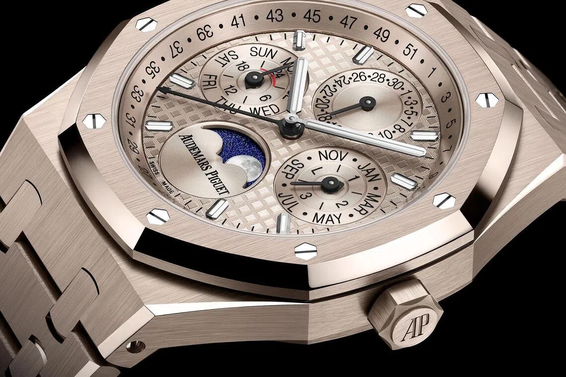 爱彼Royal Oak万年历腕表首次实现“一体式表冠校正系统”。（GPHG提供）