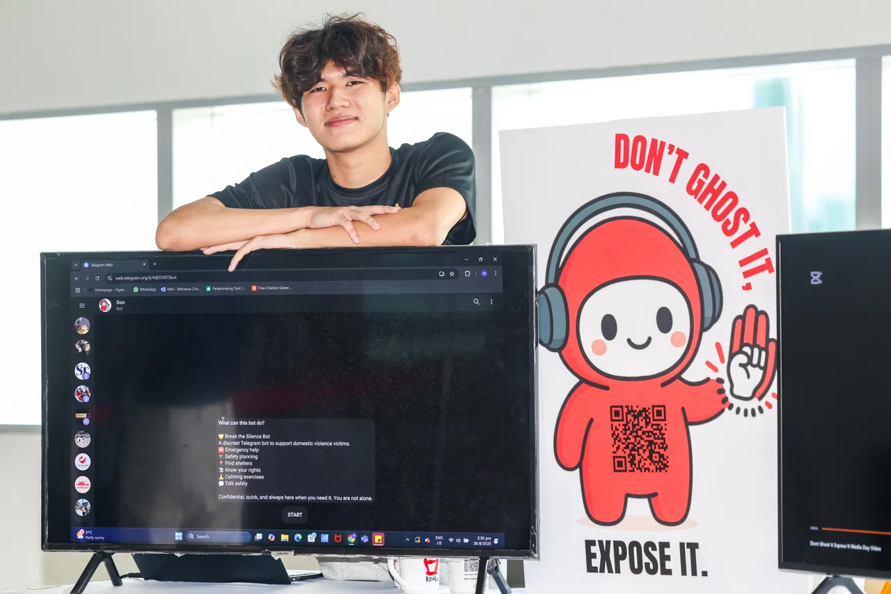 义安理工学院商学院三年级学生洪奕楷和其他五名同学一起开发了Telegram24小时聊天机器人，希望为公众和家暴受害者提供线上支援，让求助和举报渠道与相关信息更容易获得。（陈斌勤摄）