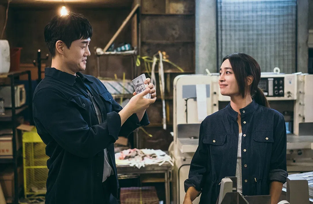 《反派们》主角刘智泰（左）和李珉廷在犯罪世界中尔虞我诈。（取自TVING脸书）