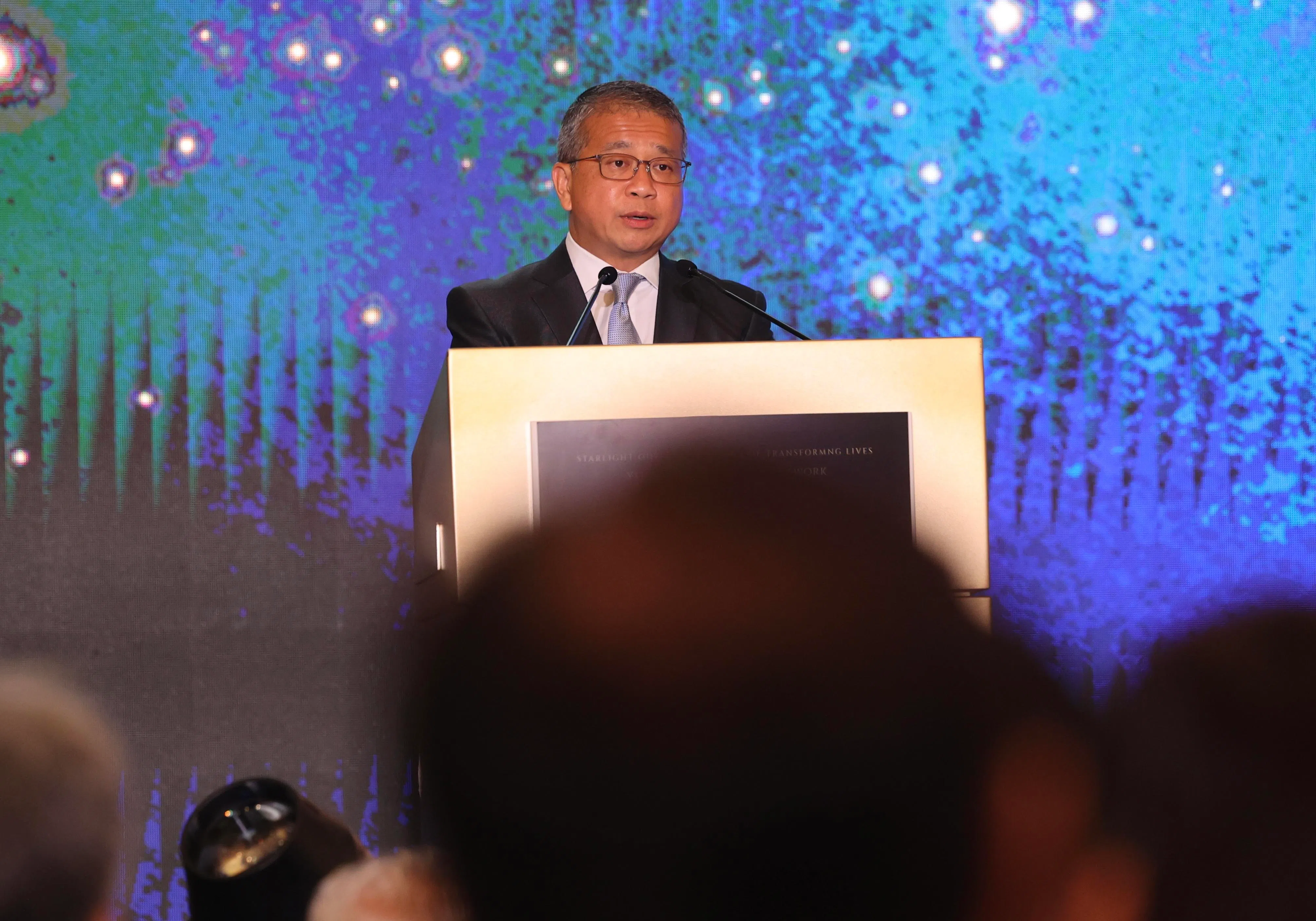 律政部长兼内政部第二部长唐振辉星期六（9月20日）出席在香格里拉酒店举行的黄丝带—关怀网络慈善晚宴，并发表讲话。（邬福梁摄）