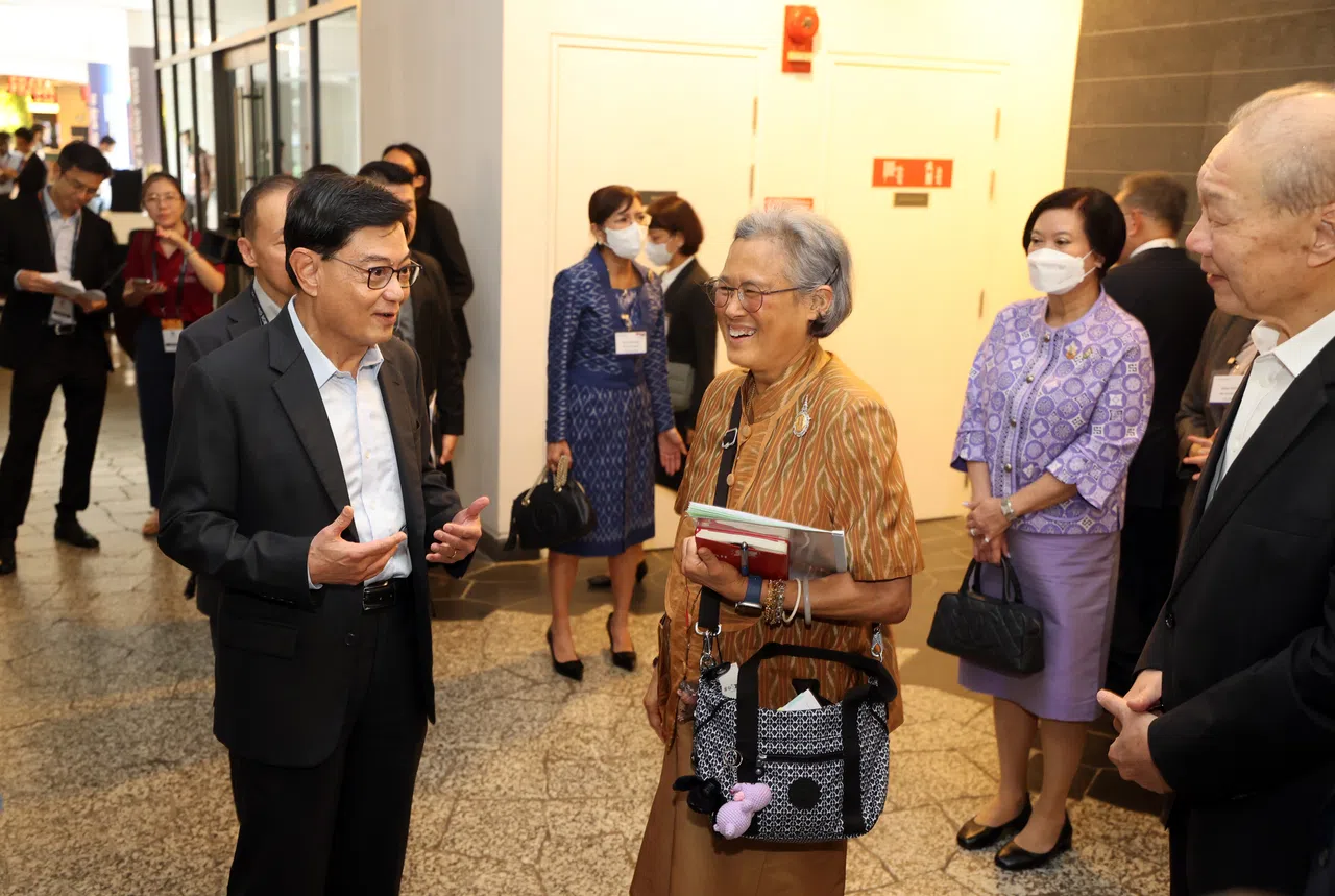 泰国公主诗琳通（前排中）星期二出席全球青年科学家峰会开幕仪式，与我国副总理王瑞杰（前排左）在会场交流。（邝启聪摄）