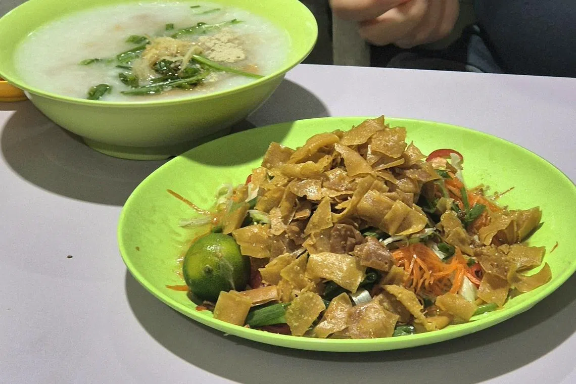 苏记熟食的个人份捞生配鸡粥，喜气洋洋的组合。（陈爱薇摄）