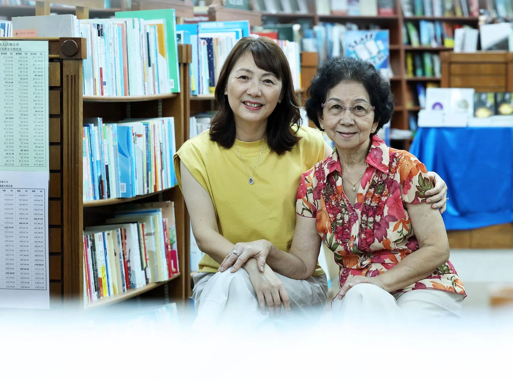 友联书局前职员蔡明英（右）与现任董事经理马晓敏感情很深。（梁麒麟摄）