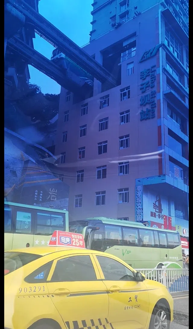 重庆地铁线李子坝站有“轻轨穿楼”奇景。（小红书视频）