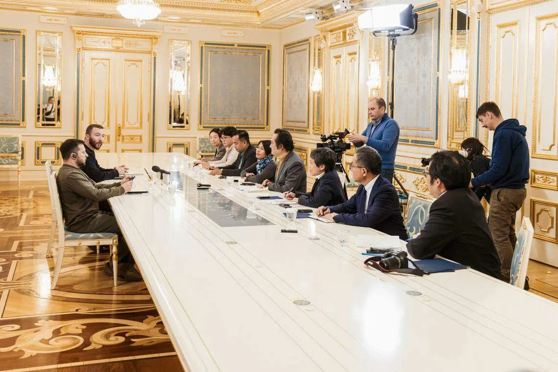 乌克兰总统泽连斯基11月28日在位于基辅的总统办公室大楼接受亚洲媒体采访。右三为新加坡《联合早报》中国组副主任沈泽玮。（罕杜申科摄）