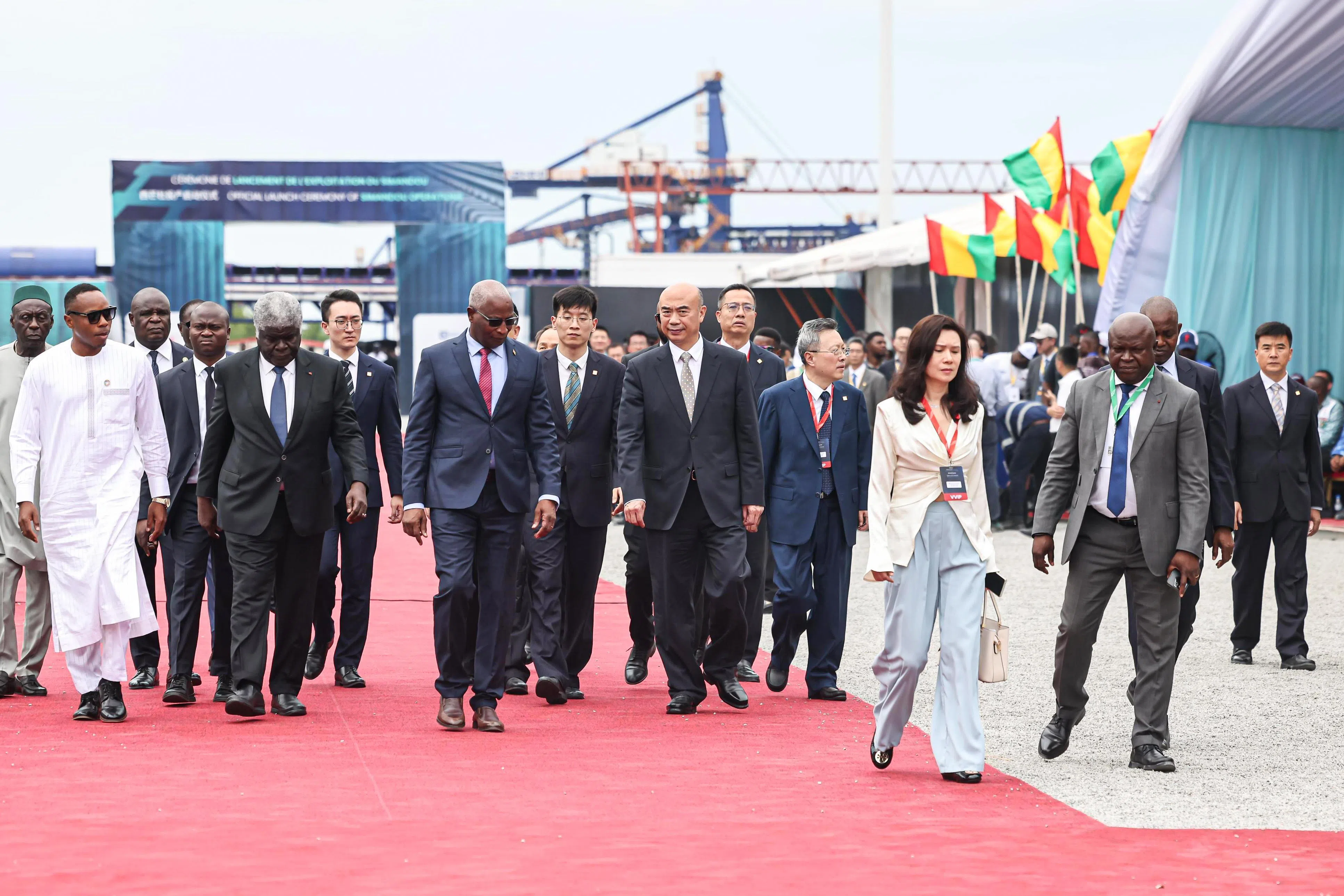 中国副总理刘国中（左四）是最早进场的政要。几内亚过渡总统敦布亚则压轴入场。（陈渊庄摄）