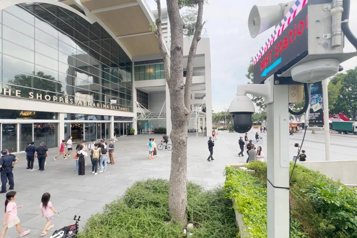 滨海湾周围将部署多功能监控系统，这些电眼能实时传递现场画面。有需要时，警方也可向现场民众播报信息。（郑一鸣摄）