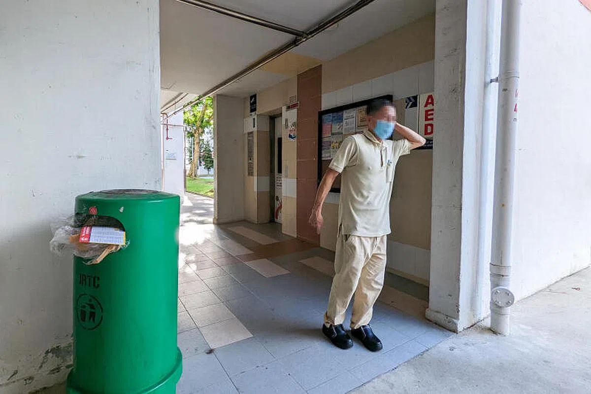 陈哲扬在组屋楼下无端被人袭击后脑勺。（卓祾祎摄）