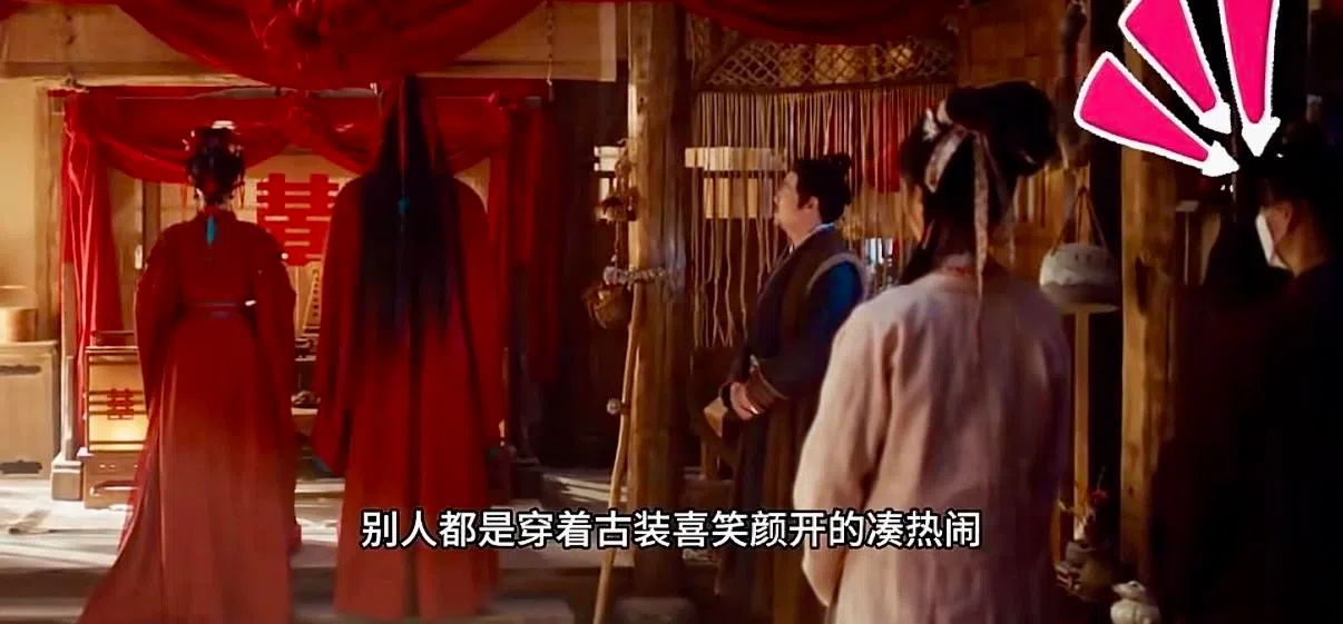 有工作人员被抓包戴着现代口罩入镜。（互联网）