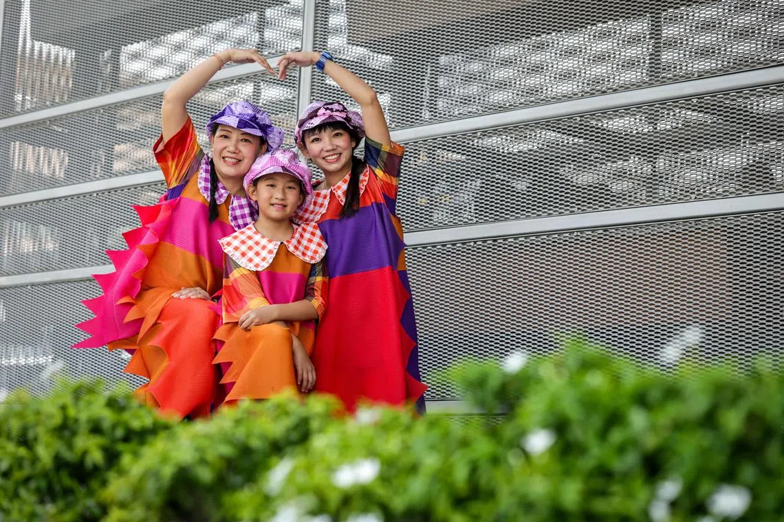 叶美华（左）和叶紫嫣（右）过去几年都代表人民协会参加国庆庆典表演。今年，叶紫嫣的大女儿黄炫蒽（中）将首次加入她们的行列，三代人一起在第三幕表演中呈现舞蹈。（叶振忠摄）