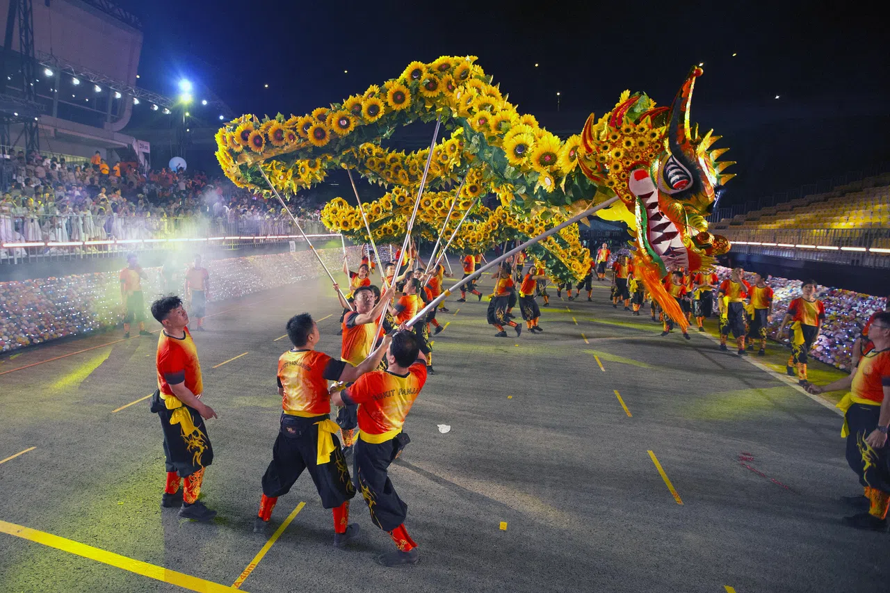 布置在SG60国庆花园“愿景之地”的600朵向日葵，是武吉班让社区为国庆50周年制作的50米长花龙的”鳞片“，10年前在妆艺游行上亮相演出。（武吉班让民众俱乐部提供）