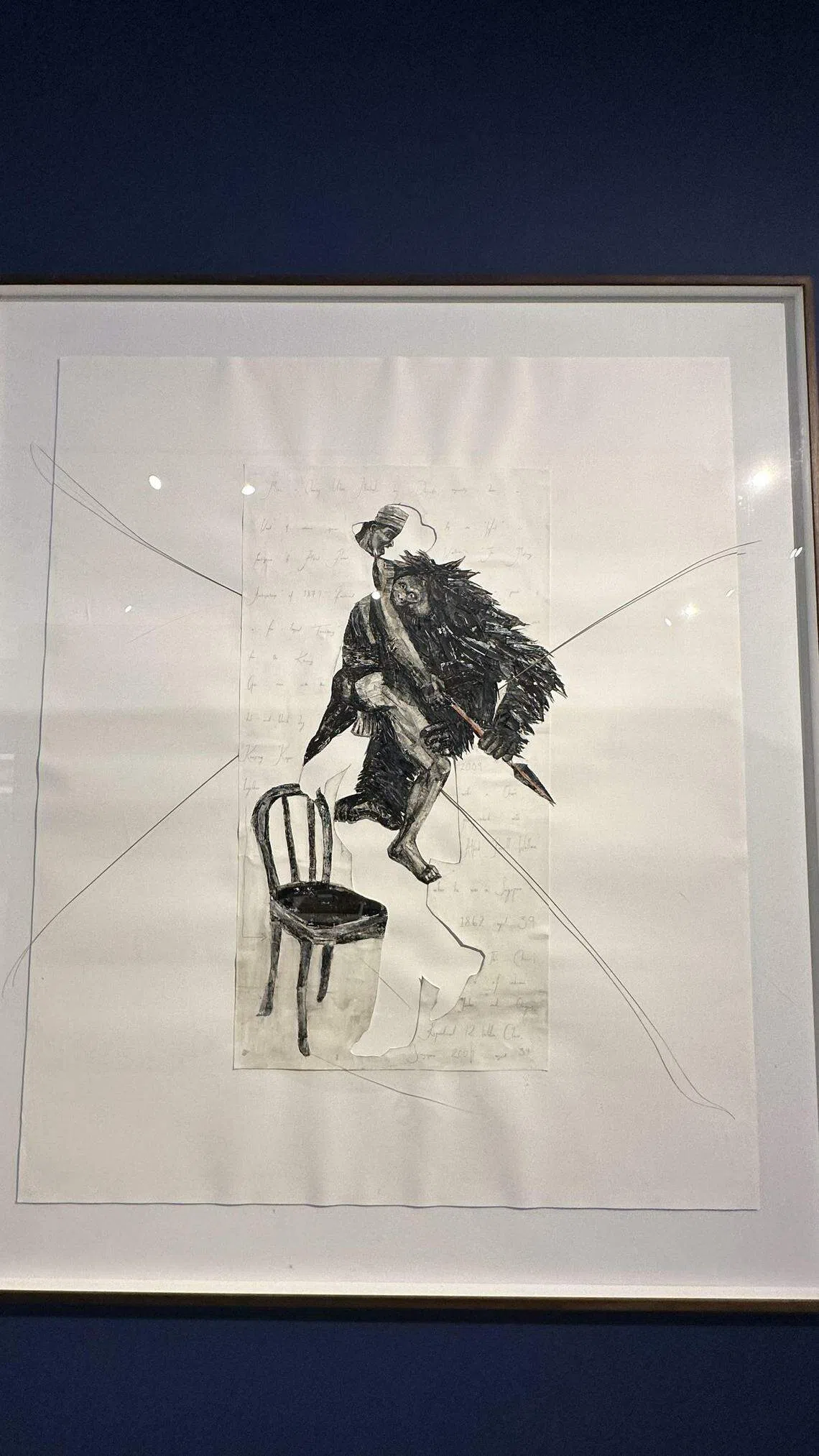 露西·戴维斯的作品《阿尔弗雷德·拉塞尔·华莱士遭遇一只被雅克族攻击的红毛猩猩》。（黄向京摄）